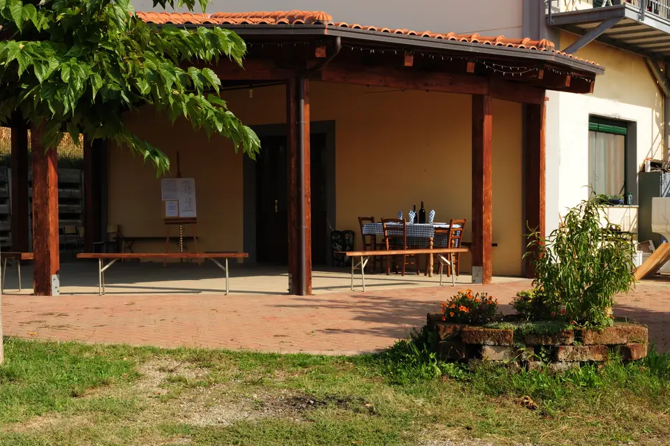 Il portico con i tavoli all'aperto