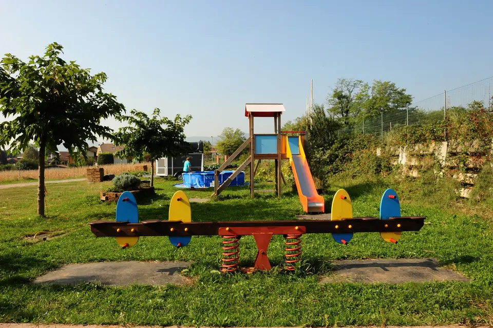 L'area giochi con dondoli e scivolo