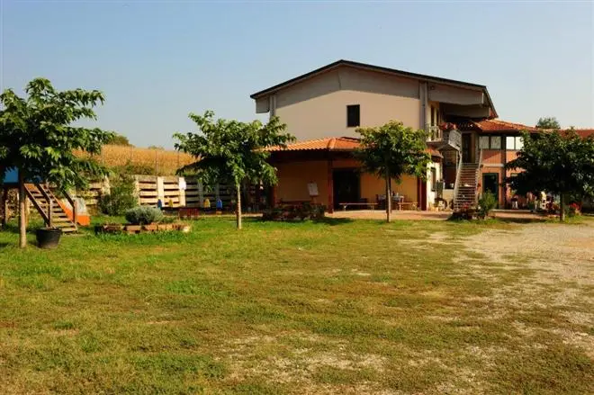 La casa dell'agriturismo con il prato